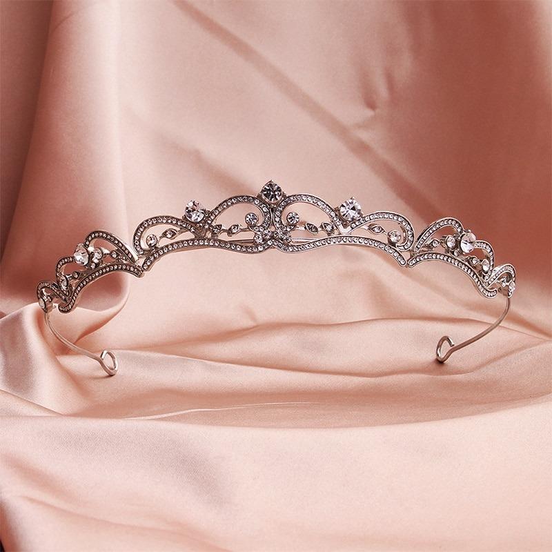Elegante, mit Strasssteinen besetzte Tiara