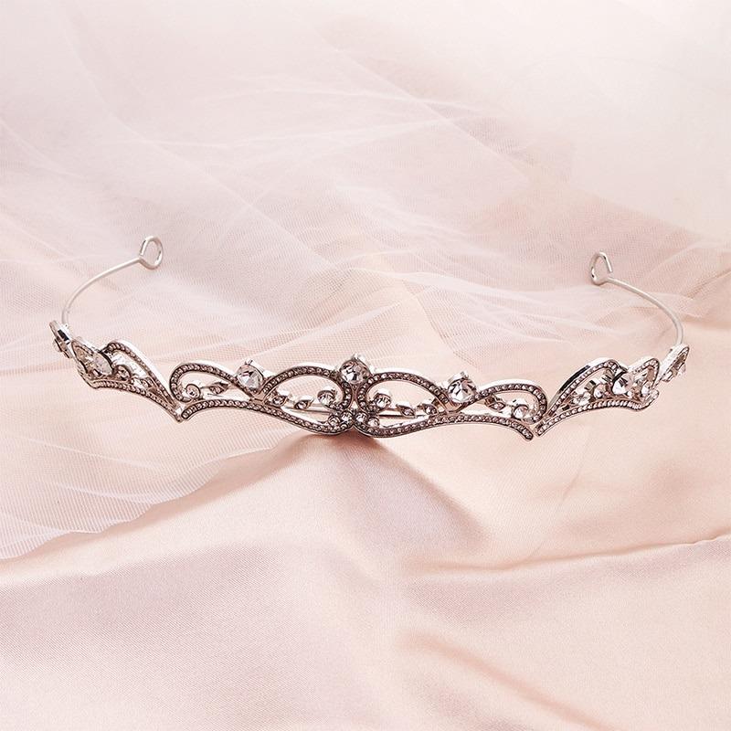 Elegante, mit Strasssteinen besetzte Tiara