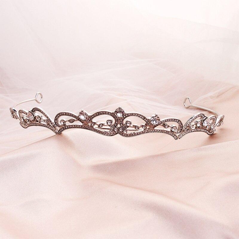 Elegante, mit Strasssteinen besetzte Tiara