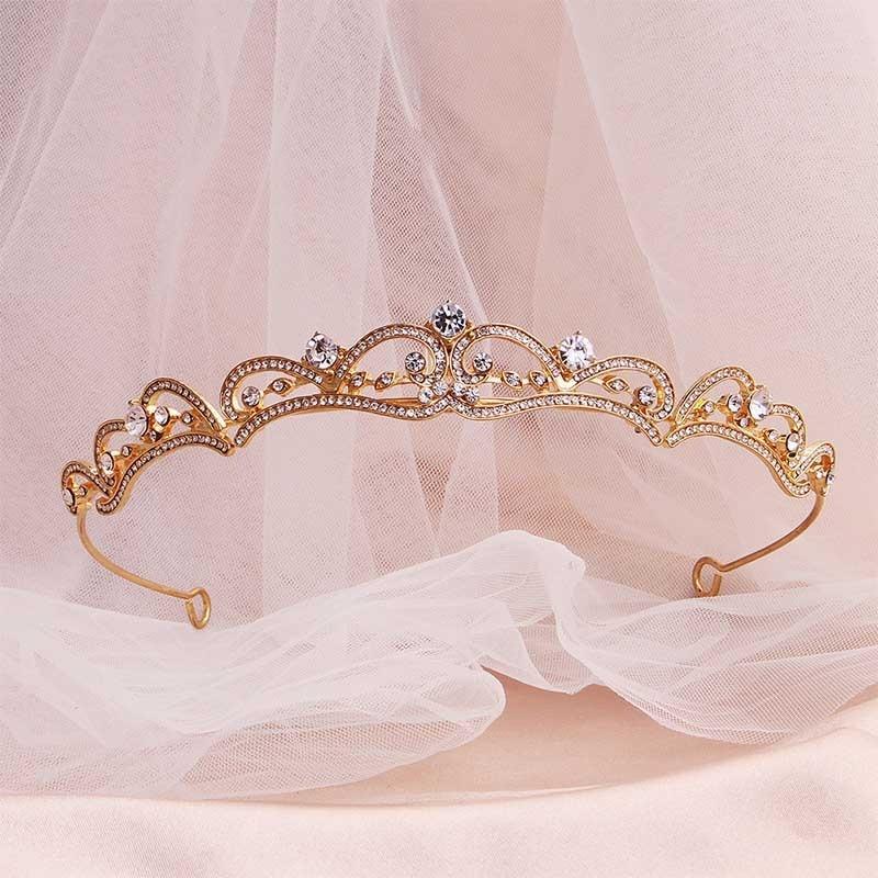 Elegante, mit Strasssteinen besetzte Tiara