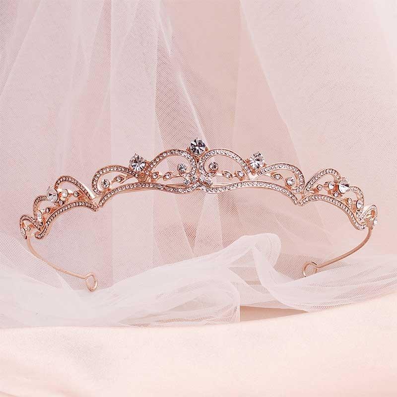 Elegante, mit Strasssteinen besetzte Tiara