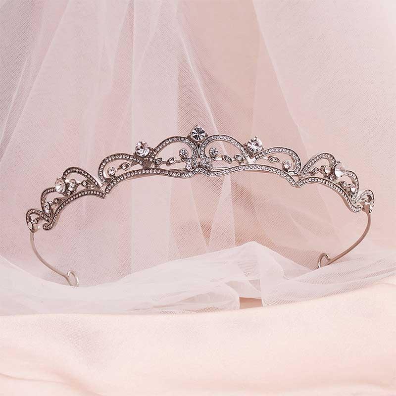 Elegante, mit Strasssteinen besetzte Tiara