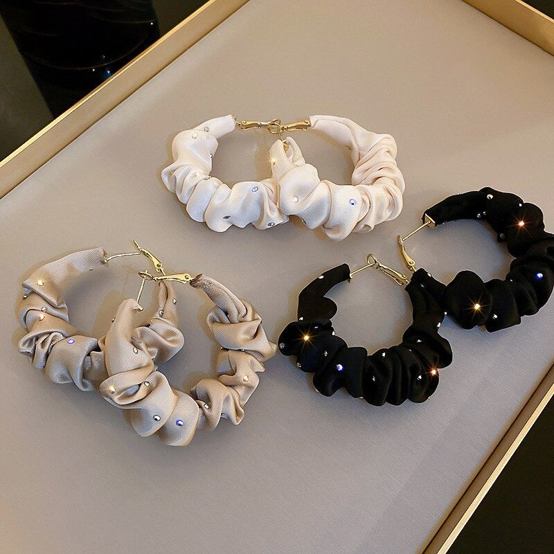 Elegante runde Creolen aus Seidenstoff mit Strassbesatz