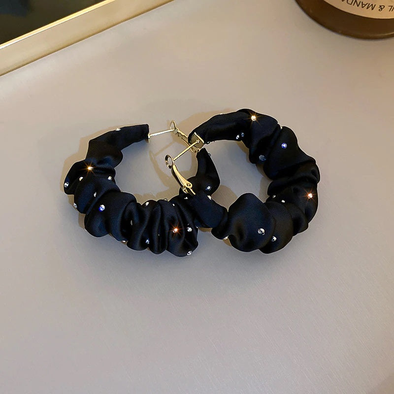 Elegante runde Creolen aus Seidenstoff mit Strassbesatz