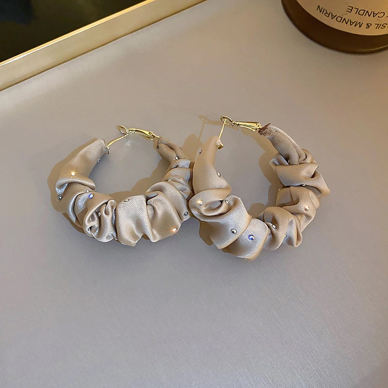 Elegante runde Creolen aus Seidenstoff mit Strassbesatz