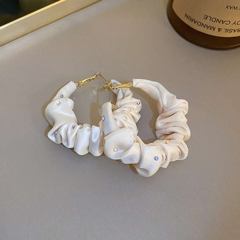 Elegante runde Creolen aus Seidenstoff mit Strassbesatz