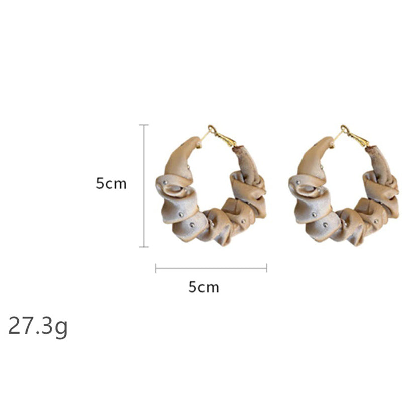 Elegante runde Creolen aus Seidenstoff mit Strassbesatz