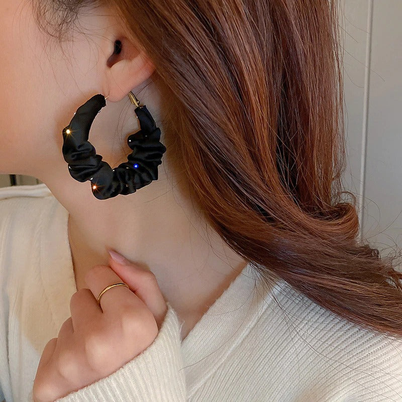 Elegante runde Creolen aus Seidenstoff mit Strassbesatz