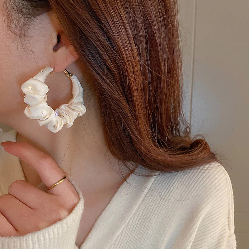 Elegante runde Creolen aus Seidenstoff mit Strassbesatz