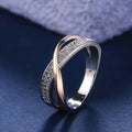 Elegant verschlungener zweifarbiger Ring mit Strasssteinen