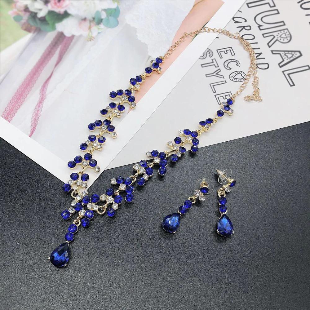 Bezauberndes Set aus Halskette und Ohrringen mit Strasssteinen