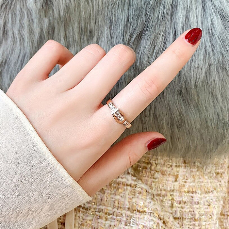 Gravierte Ringe in Form einer Gürtelschnalle aus Zirkonia mit der Aufschrift „Love Forever“