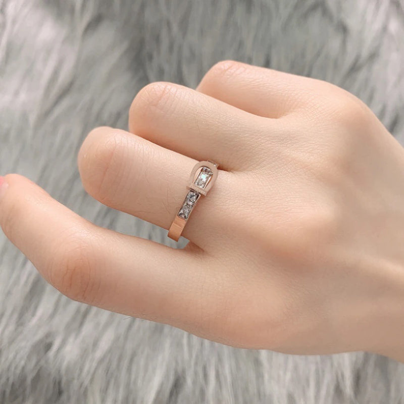 Gravierte Ringe in Form einer Gürtelschnalle aus Zirkonia mit der Aufschrift „Love Forever“
