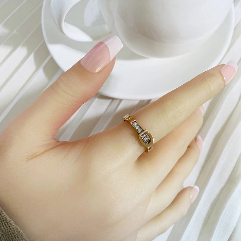 Gravierte Ringe in Form einer Gürtelschnalle aus Zirkonia mit der Aufschrift „Love Forever“