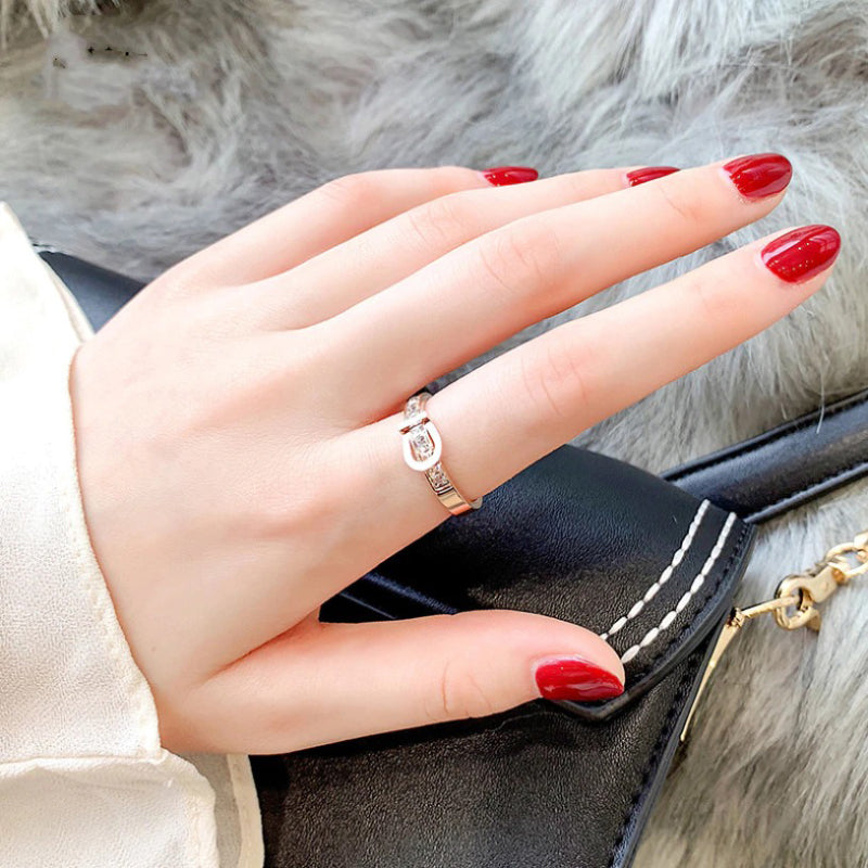 Gravierte Ringe in Form einer Gürtelschnalle aus Zirkonia mit der Aufschrift „Love Forever“