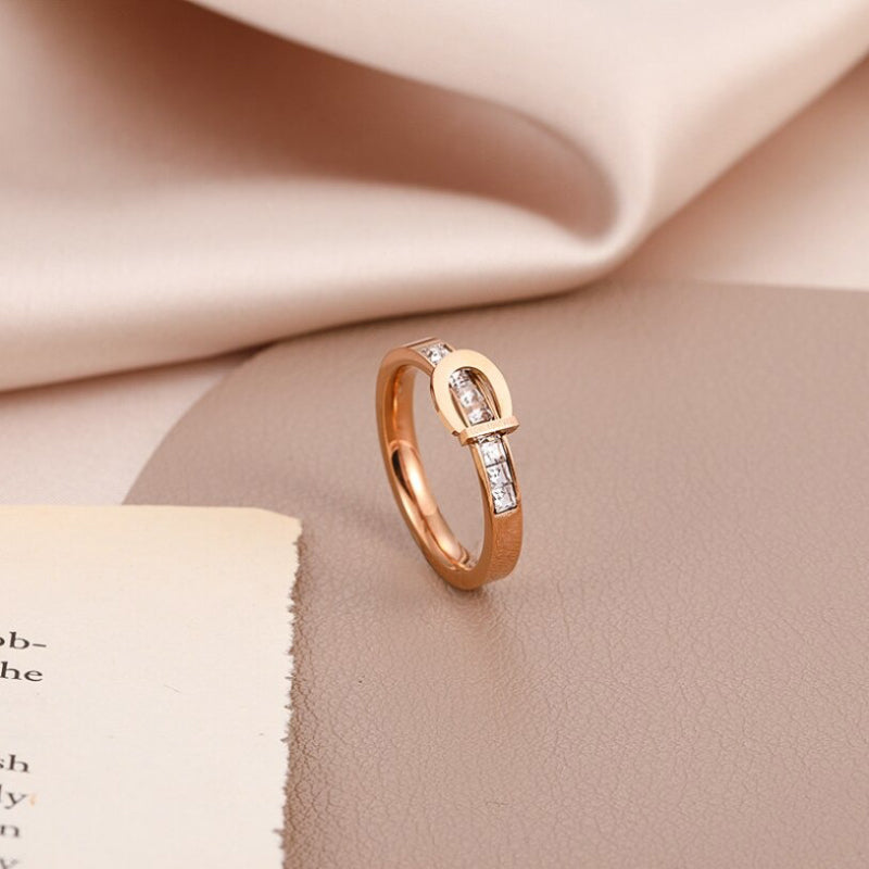 Gravierte Ringe in Form einer Gürtelschnalle aus Zirkonia mit der Aufschrift „Love Forever“