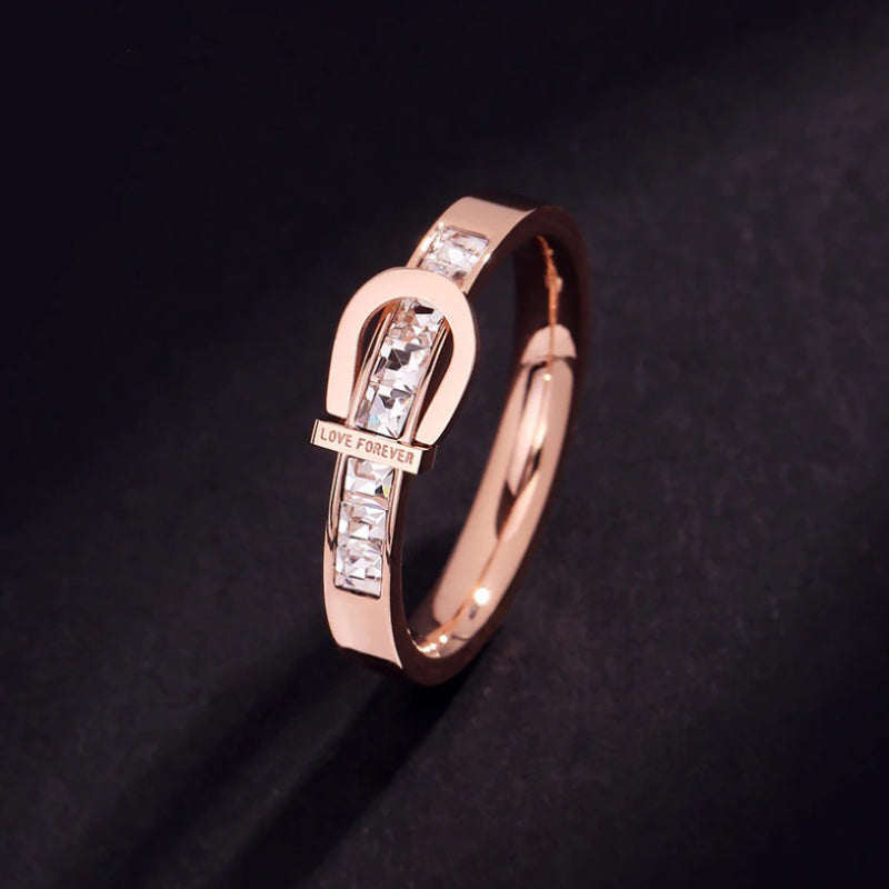 Gravierte Ringe in Form einer Gürtelschnalle aus Zirkonia mit der Aufschrift „Love Forever“