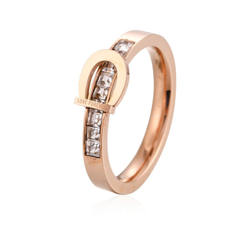 Gravierte Ringe in Form einer Gürtelschnalle aus Zirkonia mit der Aufschrift „Love Forever“