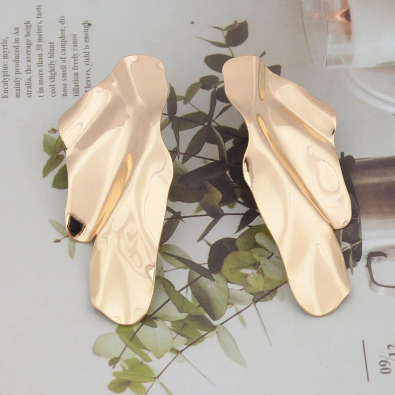 Skulptur-Ohrringe in Gold und SilberHammered Ddesign