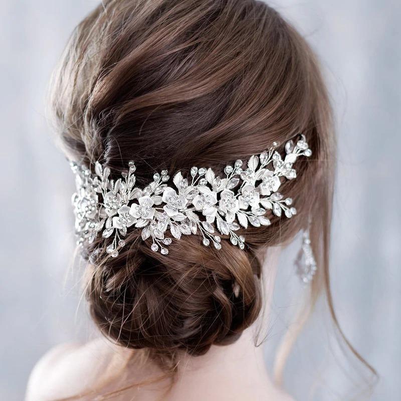 Exquisites, mit Blumen und Strasssteinen verziertes Braut-Diadem