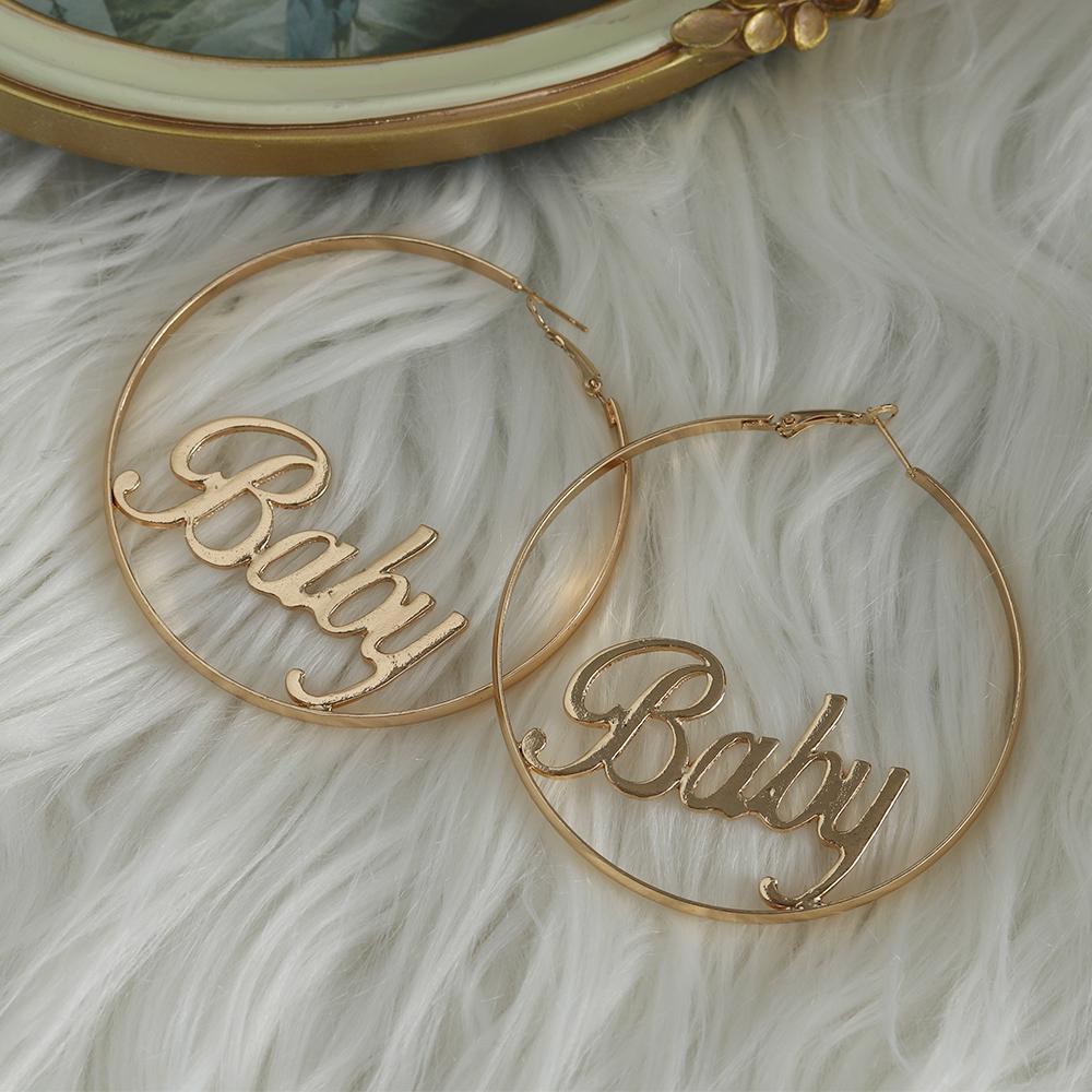 Exquisite Femme „Baby“ Buchstaben-Creolen