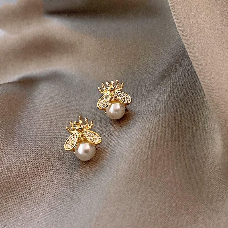 Exquisite Mini-Ohrstecker mit Honigbienen-Perle