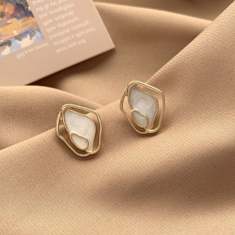 Exquisite Mini-Ohrstecker mit Honigbienen-Perle