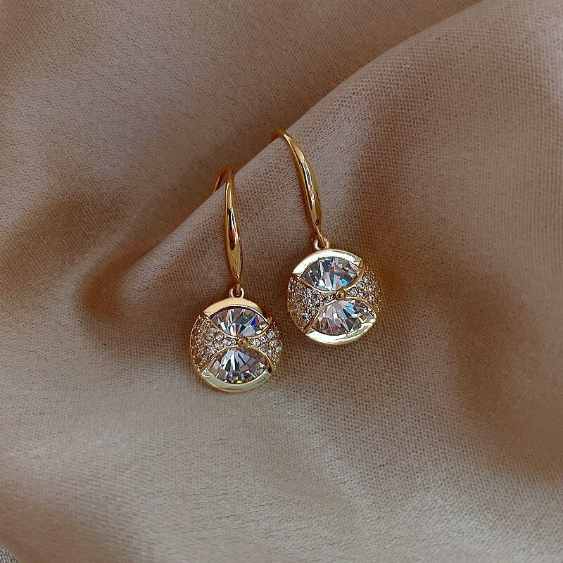 Exquisite Mini-Ohrstecker mit Honigbienen-Perle