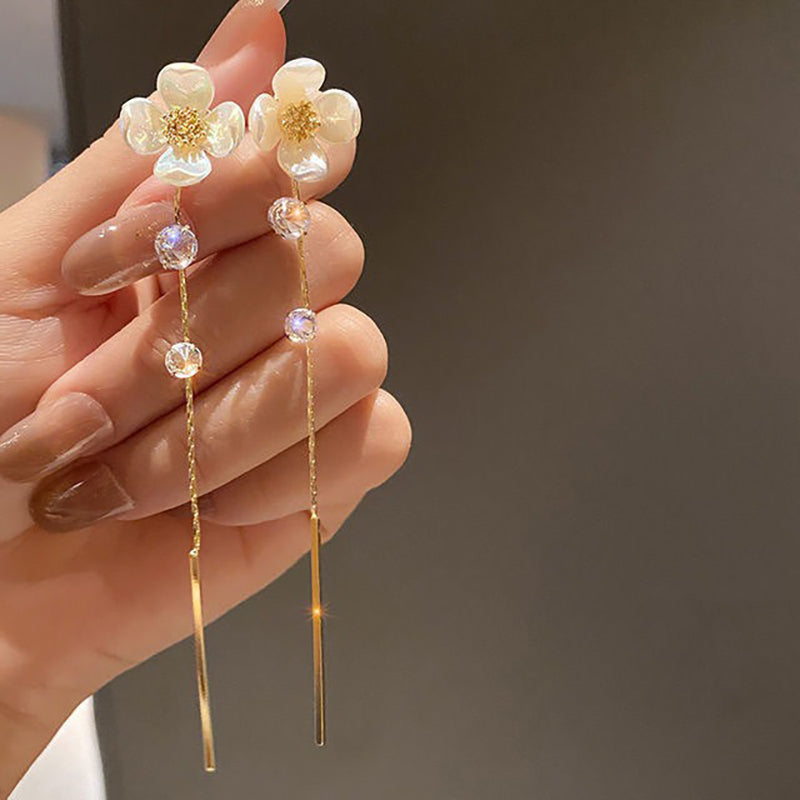 Erlesene Kollektion von Tropfenohrringen mit Perlenquasten