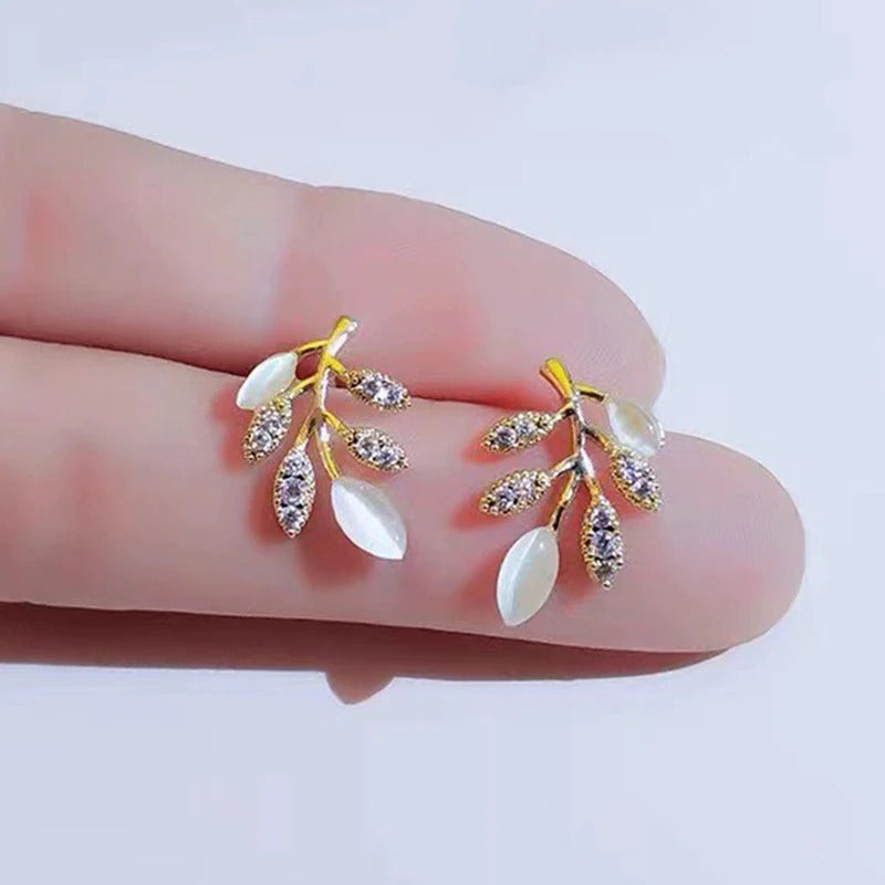 Exquisite trendige Ohrstecker mit Strasssteinen und Blumenblättern
