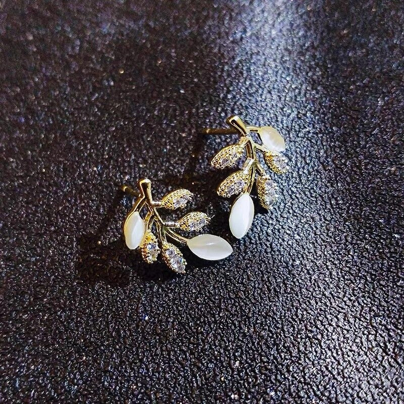 Exquisite trendige Ohrstecker mit Strasssteinen und Blumenblättern