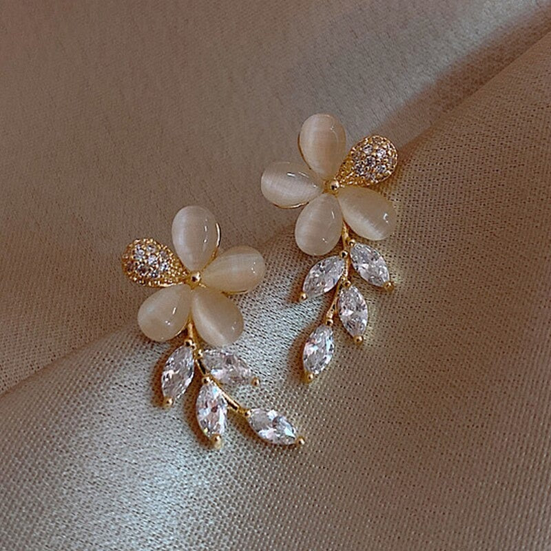 Exquisite trendige Ohrstecker mit Strasssteinen und Blumenblättern