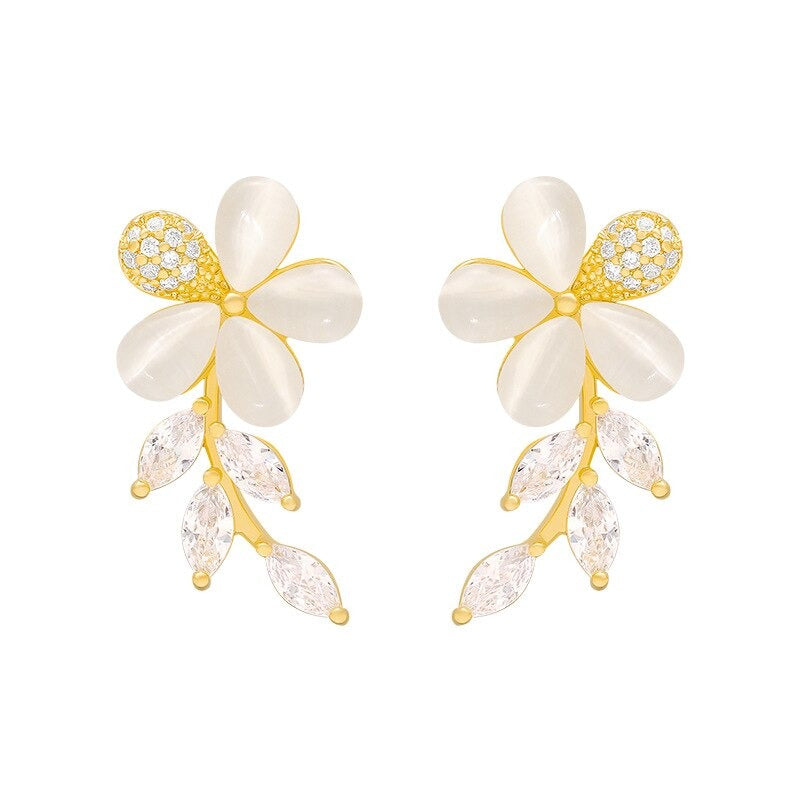 Exquisite trendige Ohrstecker mit Strasssteinen und Blumenblättern