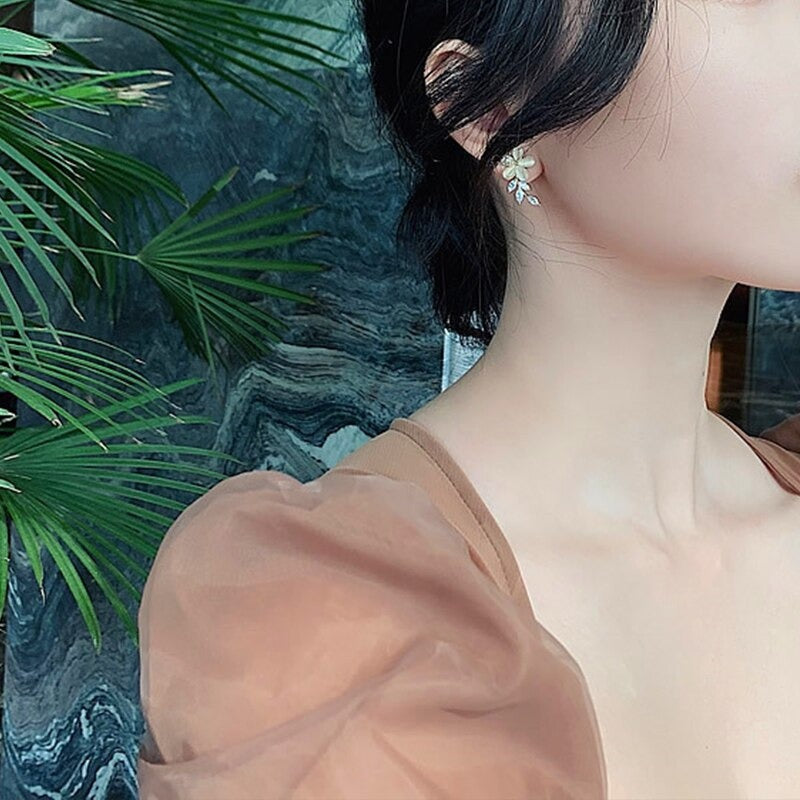 Exquisite trendige Ohrstecker mit Strasssteinen und Blumenblättern