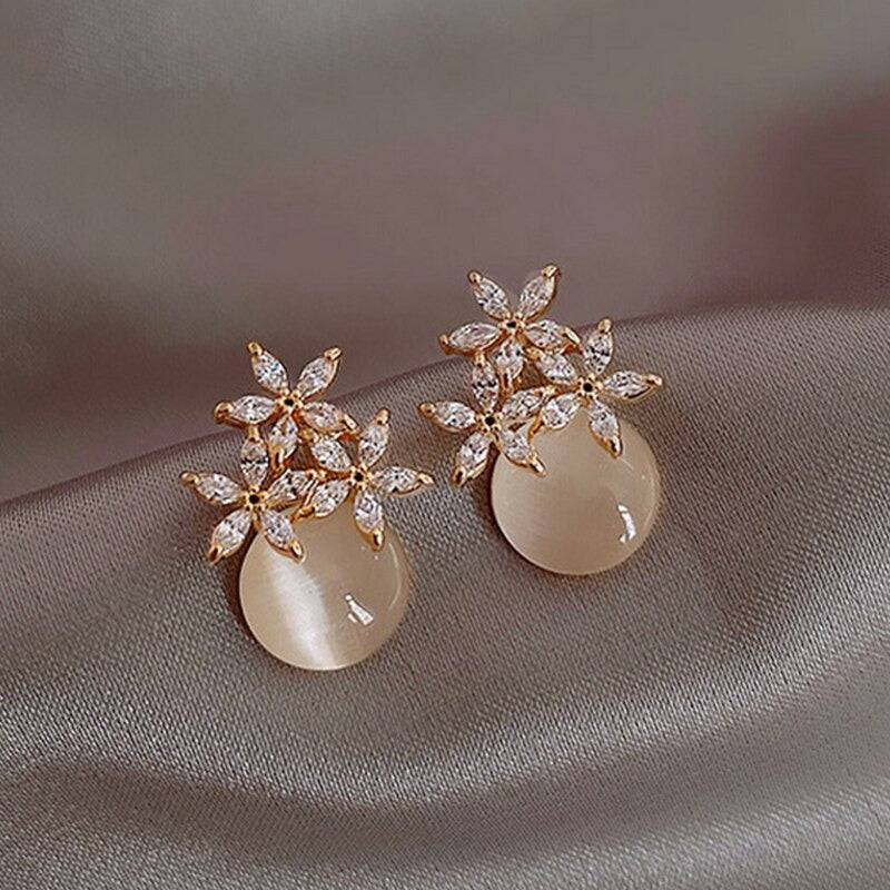 Exquisite trendige Ohrstecker mit Strasssteinen und Blumenblättern