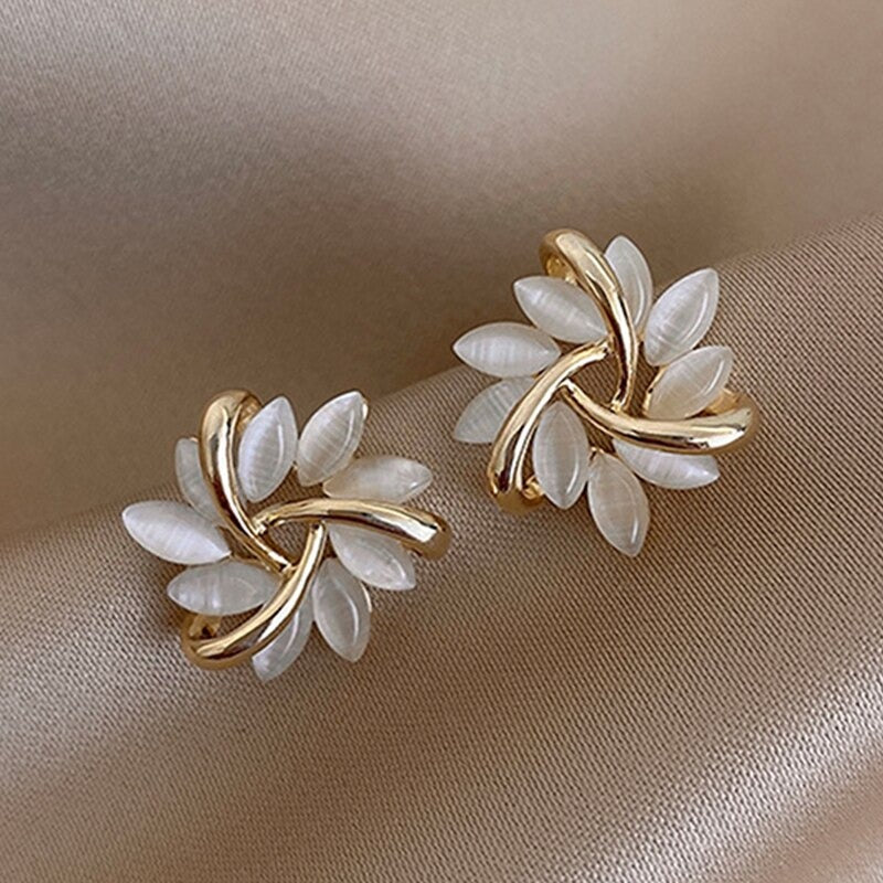 Exquisite trendige Ohrstecker mit Strasssteinen und Blumenblättern