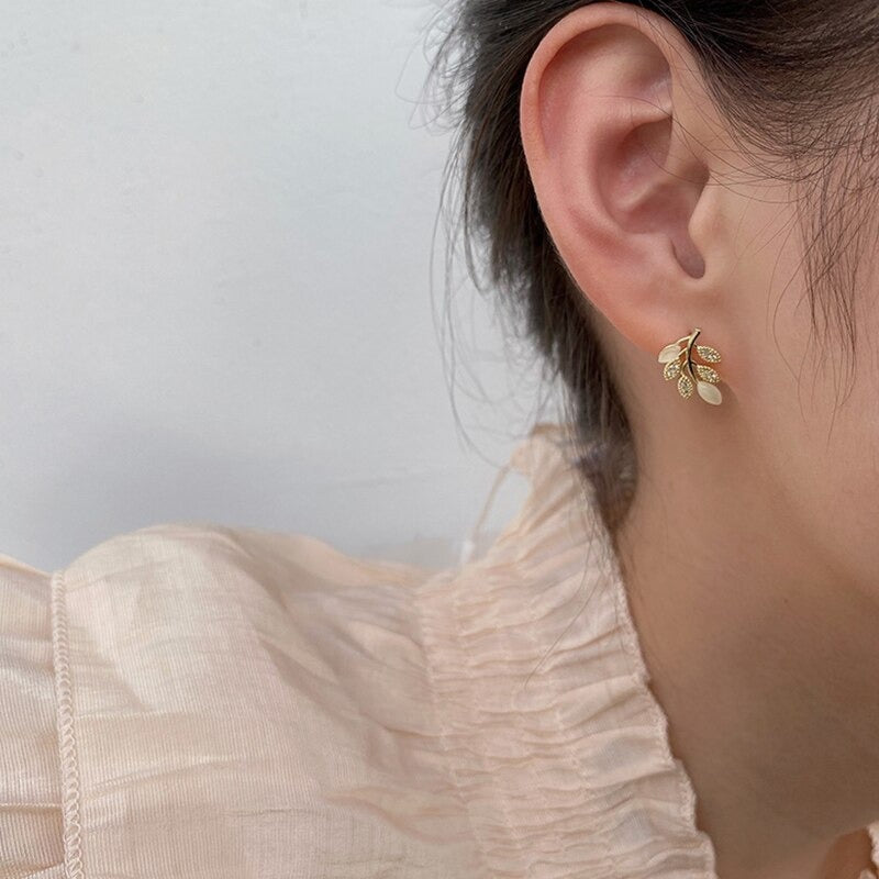 Exquisite trendige Ohrstecker mit Strasssteinen und Blumenblättern
