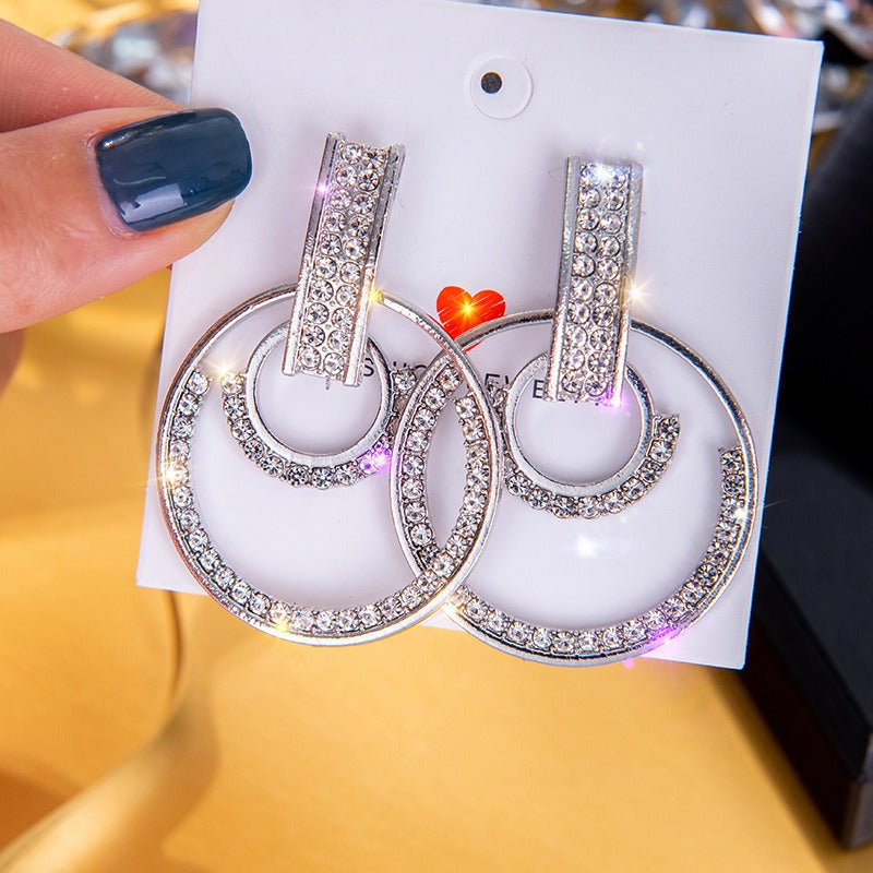 Erlesene und opulente Statement-Ohrring-Kollektion mit langen Tropfen