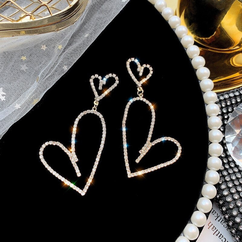 Erlesene und opulente Statement-Ohrring-Kollektion mit langen Tropfen