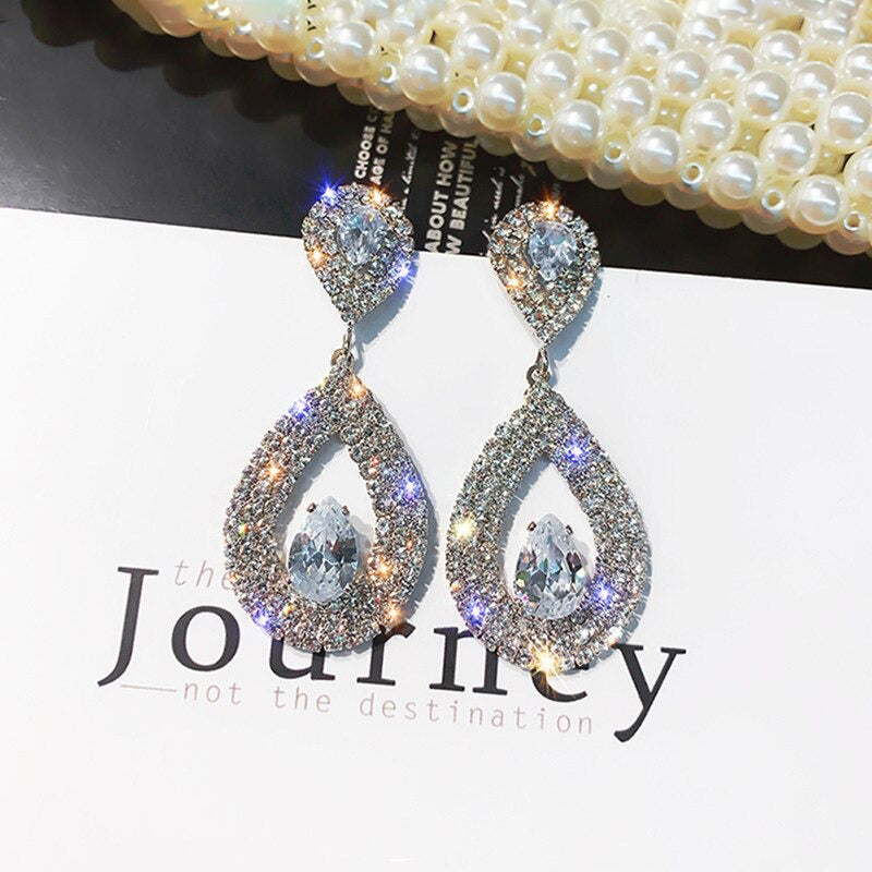 Erlesene und opulente Statement-Ohrring-Kollektion mit langen Tropfen