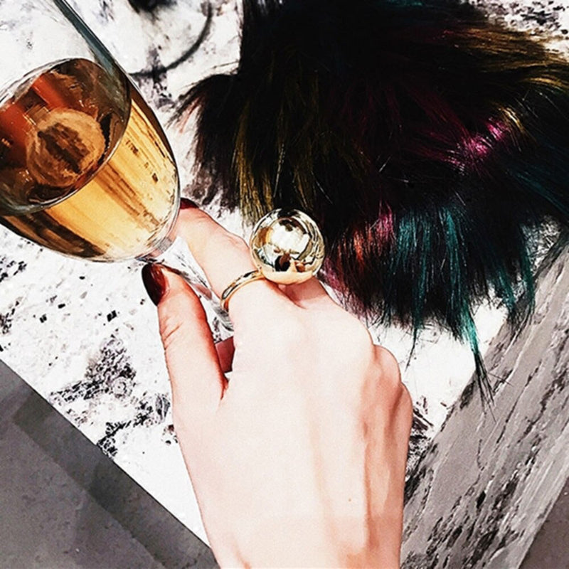 Extravagante verstellbare Ringe mit großen und polierten Metallkugeln