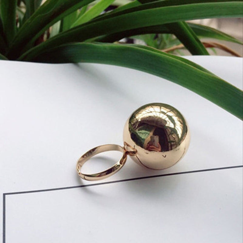 Extravagante verstellbare Ringe mit großen und polierten Metallkugeln