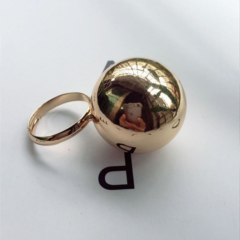 Extravagante verstellbare Ringe mit großen und polierten Metallkugeln