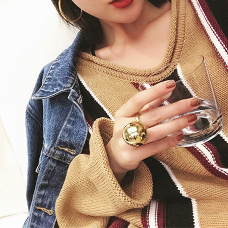 Extravagante verstellbare Ringe mit großen und polierten Metallkugeln