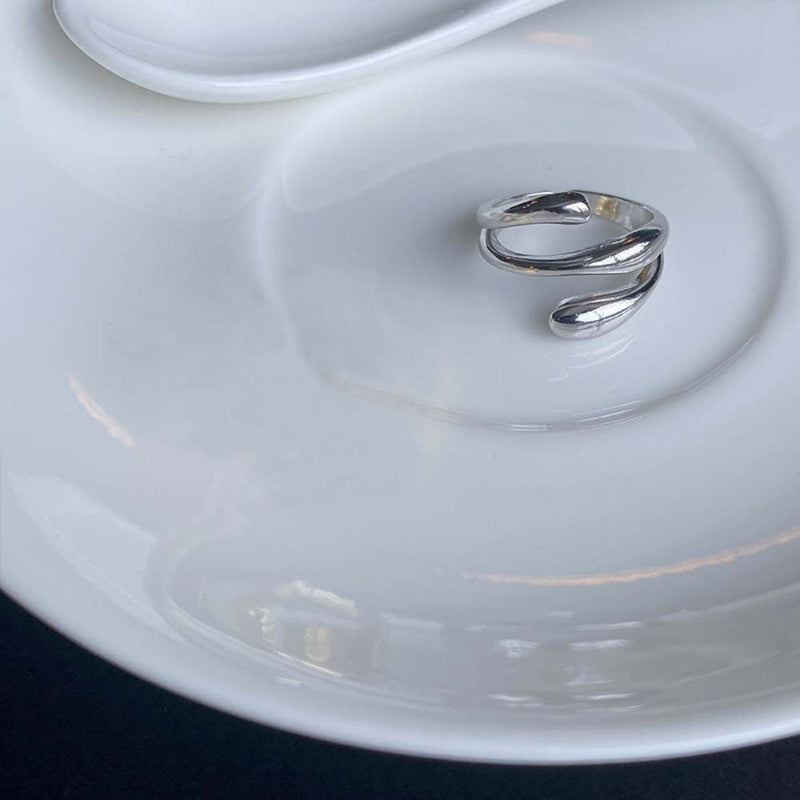 Extravagante verstellbare Ringe mit großen und polierten Metallkugeln