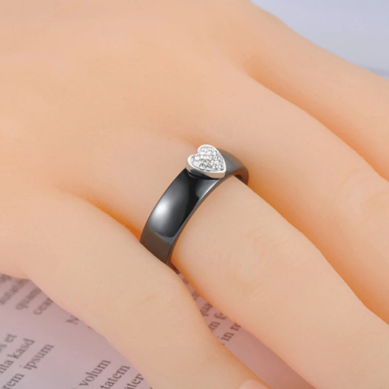 Ausgefallene schwarze Keramikringe mit Kristallherz-Akzent