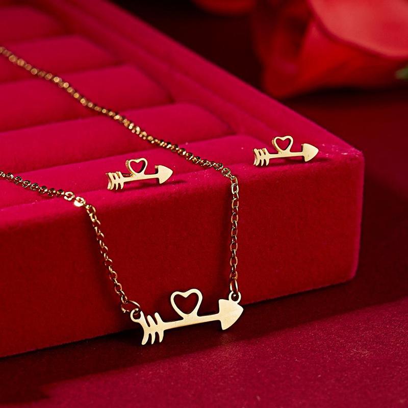 Ausgefallenes Set aus Halskette und Ohrringen