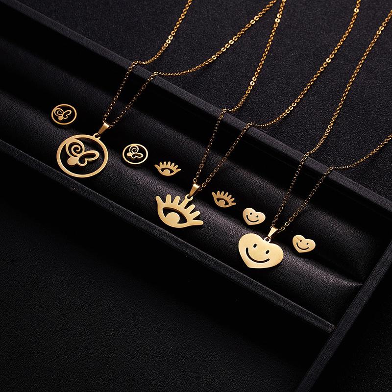 Ausgefallenes Set aus Halskette und Ohrringen