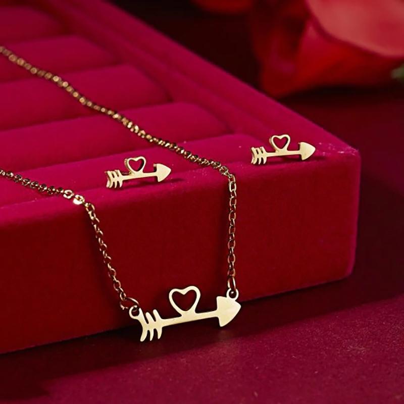 Ausgefallenes Set aus Halskette und Ohrringen