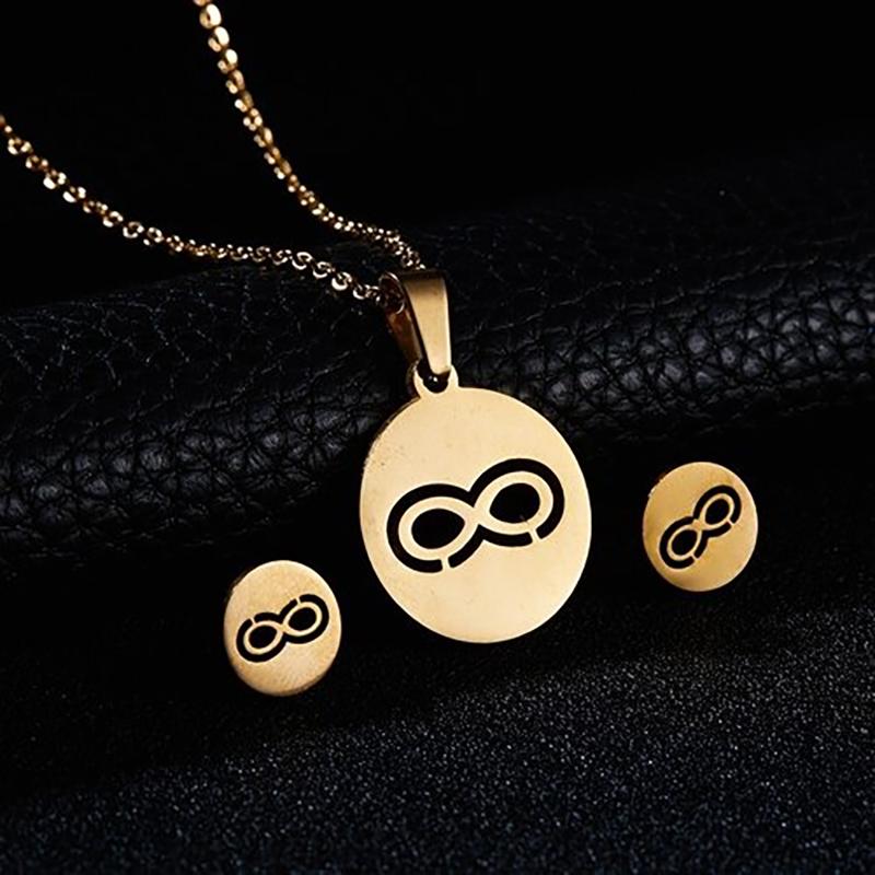 Ausgefallenes Set aus Halskette und Ohrringen